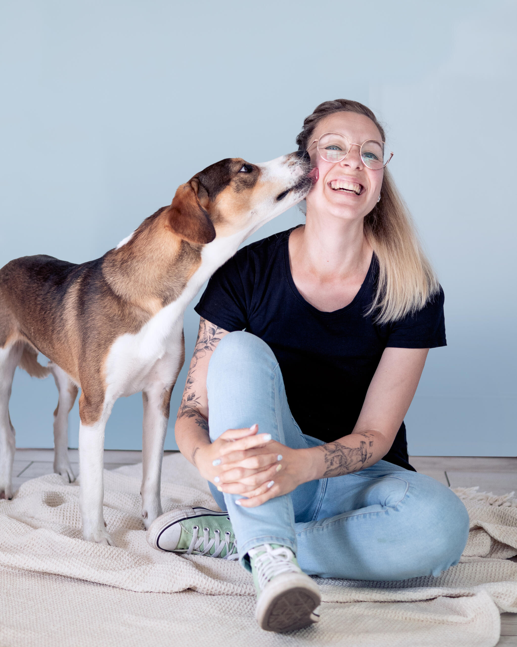Kreativexpertin & DIY-Bloggerin Tanja mit ihrem Hund Olaf